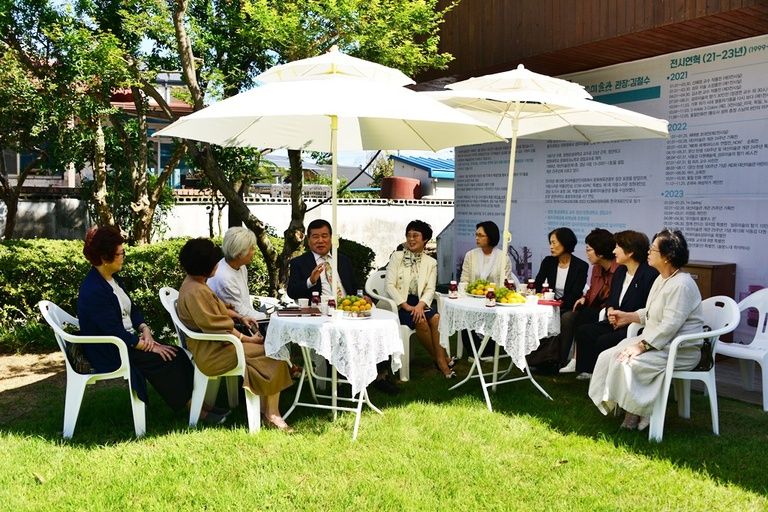 진주여고 동창회에서 미술관 촬영
