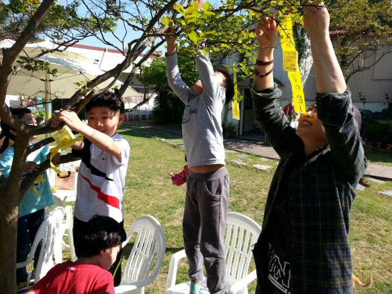 세월호 참사의 애도 분위기에 동참하는 대산미술관 꿈다락 친구들