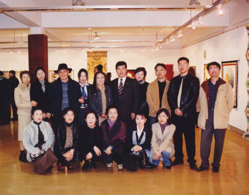 2002.12 제2회경남섬유조형전에서회원들과